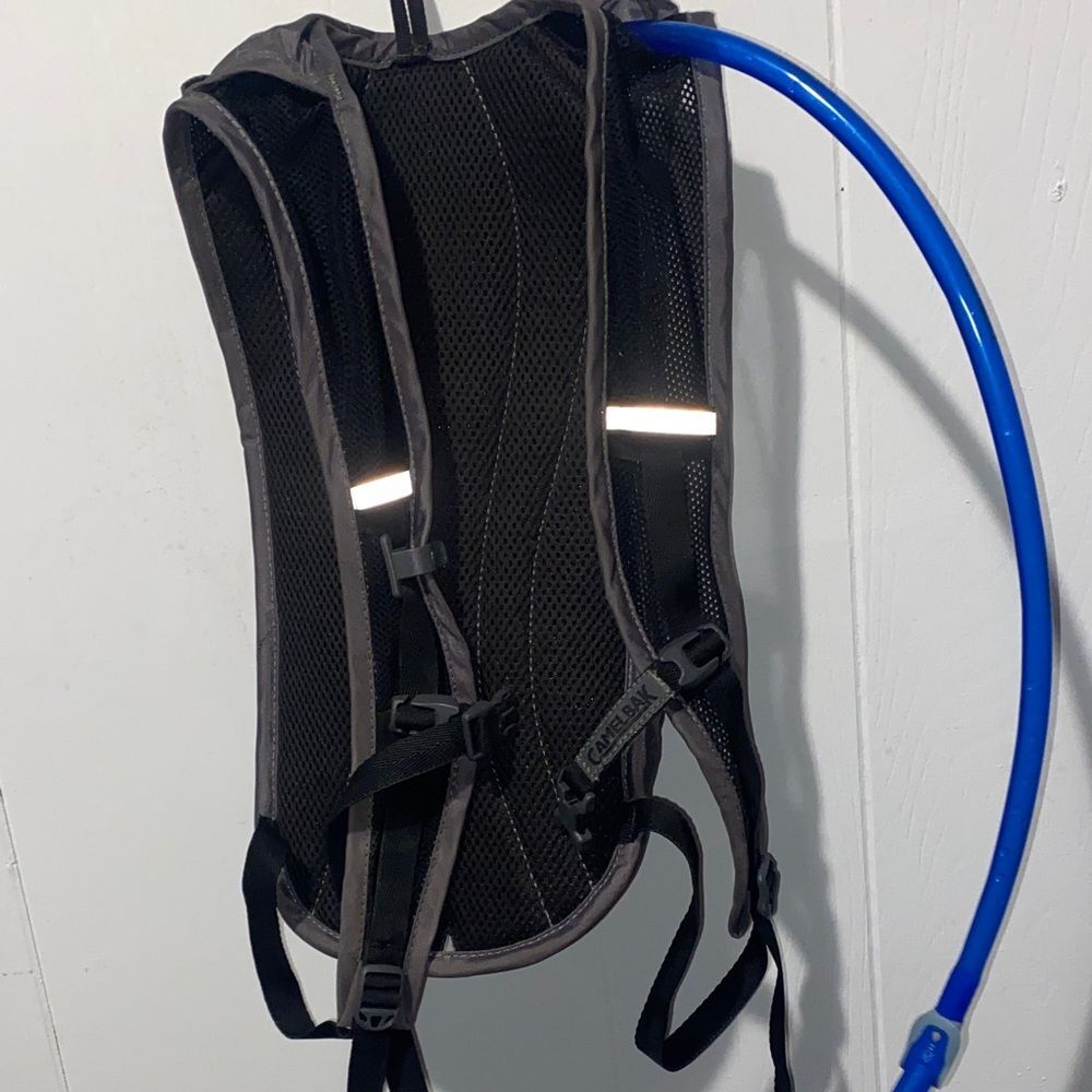 CamelBak Hydration Backpack 2.5 Liters Hiking Backpack - Picture 3 of 6